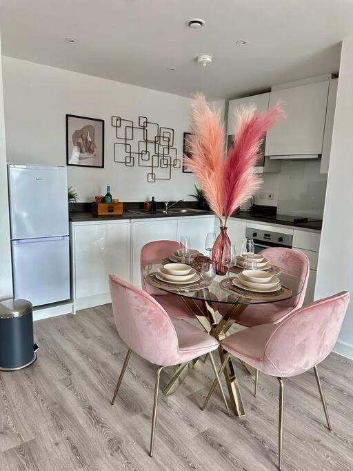 Central Derby Urban 2 Bedroom Flat - An Oasis Of Elegance! Free Parking And Wifi Suitable For Families And Professionals Eksteriør billede